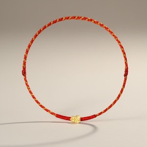 Op de afbeelding: Een set van drie keramische mokken met een gespikkelde, matte afwerking. De mokken zijn in de kleuren crème, lichtgrijs en donkergrijs. Elke mok heeft een eenvoudig, minimalistisch ontwerp, perfect voor koffie of thee.