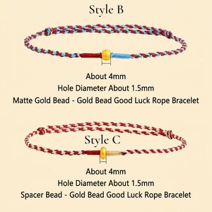 Puede incluir: Se muestran dos pulseras de cuerda, Estilo B y Estilo C. El Estilo B presenta una cuerda trenzada roja, blanca y azul con una cuenta dorada. El Estilo C tiene una cuerda trenzada roja y blanca con una cuenta dorada. Las cuentas miden unos 4 mm.