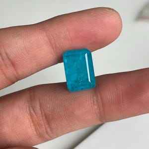 Peut inclure: Une tasse en céramique blanche avec une anse noire et le texte "But First, Coffee" en noir, dans une police manuscrite. La tasse est posée sur une surface blanche.