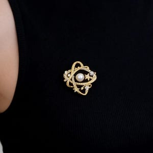 Celestial Pearl Planet Brooch, Shimmering Crystal Saturn Inspired Pin, Elegant Galaxy Orb Lapel Pin, Luxury Faux Pearl Fashion Jewelry Gift