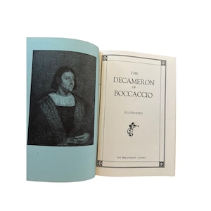Può includere: Una copertina di libro vintage con un'illustrazione in bianco e nero di un uomo con la barba e un cappello nero. Il titolo del libro è "Il Decameron di Boccaccio" ed è illustrato. Il libro è pubblicato da The Bibliophile Society.