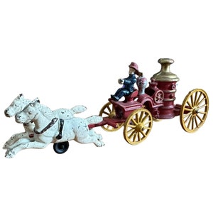 Peinture originale tirée par des chevaux de camion de pompe de pompier de jouet antique de fonte