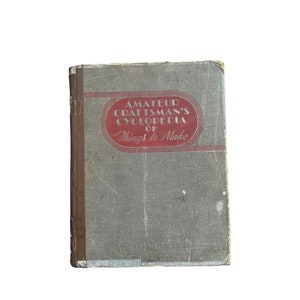 Op de afbeelding: Een vintage boek getiteld "Amateur Craftsman's Cyclopedia of Things to Make" met een rood-wit gestreept ontwerp op de omslag.