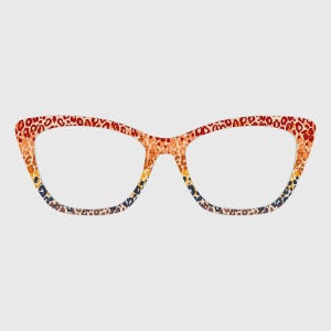 Puede incluir: Un par de gafas con un colorido estampado de leopardo. Las monturas presentan un degradado de colores, incluyendo rojo, naranja, amarillo y azul. Las gafas tienen forma de ojo de gato.
