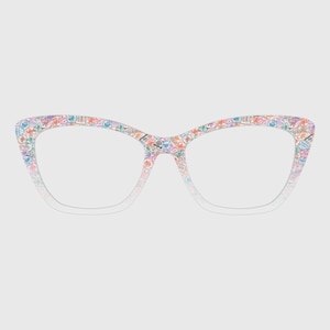 Può includere: Occhiali a gatto con montatura trasparente caratterizzati da una stampa colorata e variegata di piccoli francobolli e icone a tema viaggio. Il design presenta varie forme e tonalità di rosso, blu, verde e arancione su tutta la montura.