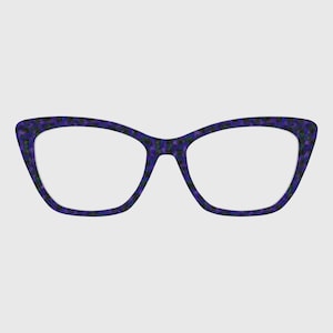 Puede incluir: Gafas de estilo ojo de gato con un patrón moteado morado y negro. Las monturas tienen una forma clásica con un borde exterior ligeramente curvado hacia arriba. Las lentes son transparentes, sobre un fondo liso.