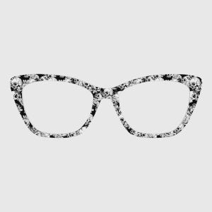 Puede incluir: Gafas de estilo ojo de gato con un patrón de calaveras en blanco y negro. Las monturas tienen una forma retro audaz y las lentes son transparentes. El diseño de calaveras cubre toda la montura, creando un aspecto único y atrevido.