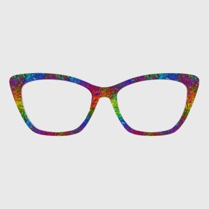 Puede incluir: Gafas de estilo ojo de gato con un vibrante patrón multicolor. Las monturas presentan un arcoíris de colores, incluyendo rojo, naranja, amarillo, verde, azul y morado. Las lentes son transparentes y el diseño es moderno y llamativo.