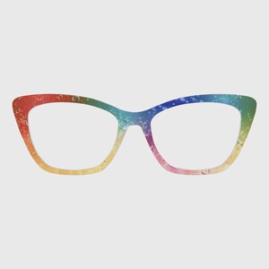 Puede incluir: Gafas de ojo de gato con degradado arcoíris. Las monturas van del rojo al amarillo, verde y azul. Las lentes son transparentes y las gafas tienen una textura sutil y burbujeante.