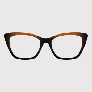 Puede incluir: Gafas de estilo ojo de gato con una montura degradada que transiciona de un marrón cálido en la parte superior a un negro sólido en la inferior. Las lentes son transparentes y la montura tiene una forma elevada en las esquinas exteriores.