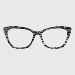Puede incluir: Gafas de estilo ojo de gato con un estampado de cebra en blanco y negro. Las monturas tienen una forma angular y audaz, y las lentes son transparentes. Las gafas están sobre un fondo blanco liso.