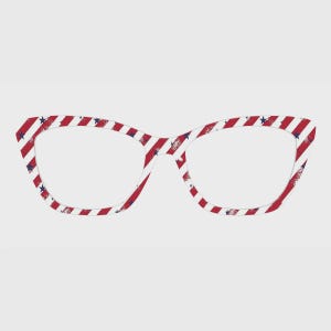 Puede incluir: Montura de gafas con forma de ojo de gato que presenta un patrón de rayas diagonales rojas y blancas con pequeñas estrellas azules dispersas por la superficie. La montura tiene un acabado liso y un borde exterior puntiagudo.