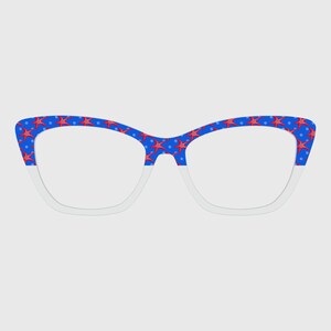Könnte beinhalten: Katzenaugenbrille mit zweifarbigem Rahmendesign. Der obere Teil der Brillenfassung zeigt einen leuchtend blauen Hintergrund mit einem Muster aus kleinen roten Seesternen und hellblauen Punkten, während der untere Teil transparent ist.