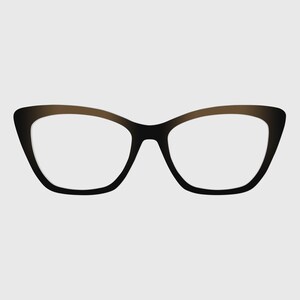 Puede incluir: Gafas de estilo ojo de gato con una montura degradada que transiciona de un marrón oscuro en la parte superior a un negro sólido en el borde inferior. Las lentes son transparentes y la montura tiene una forma elevada en las esquinas exteriores.