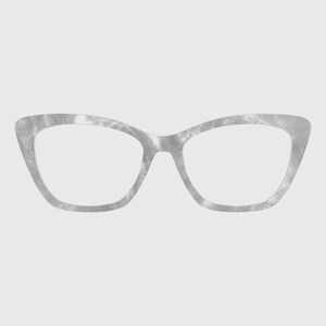 Puede incluir: Montura de gafas con forma de ojo de gato con un acabado en tono plateado y una textura fina y brillante en toda la superficie. La montura presenta un diseño distintivo con esquinas exteriores elevadas y un puente redondeado y suave.