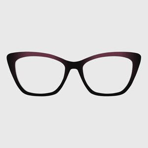Puede incluir: Una taza de cerámica blanca con un asa negra y el texto "But First, Coffee" en negrita negra. La taza se encuentra sobre un fondo borroso, sugiriendo un ambiente acogedor.