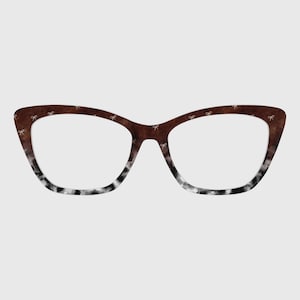Peut inclure: Lunettes marron en œil de chat avec un motif de nœuds. Les montures passent du marron à un motif noir et blanc en bas. Les lunettes ont un design classique et élégant.