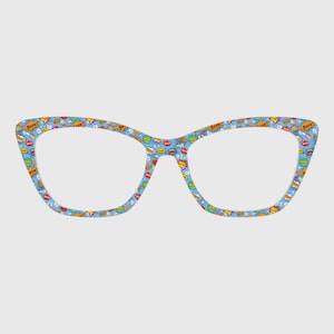 Puede incluir: Gafas de ojo de gato azules con un patrón repetido de bocadillos de cómic y alimentos. Las gafas tienen un fondo azul claro y un diseño audaz y juguetón. Las monturas tienen una forma clásica de ojo de gato.