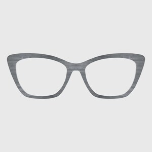Puede incluir: Gafas de estilo ojo de gato con una montura gris que presenta un patrón de veta de madera horizontal. La montura tiene bordes exteriores elevados y un puente que conecta las dos aberturas de las lentes. El diseño es simétrico y liso.