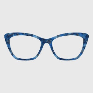 Può includere: Occhiali blu a occhi di gatto con motivo marmorizzato. Le montature presentano un mix di tonalità blu scuro e chiaro con un design maculato. Gli occhiali hanno una forma classica e femminile.