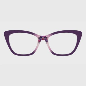 Op de afbeelding: Paarse cat-eye bril met een bloemen- en lippendesign op de brug. De monturen lopen over van lichtroze naar diep paars. De lenzen zijn helder.