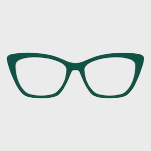 Op de afbeelding: Een groene cat-eye bril met een dik montuur. De bril heeft een klassieke vorm met een puntige bovenrand en een afgeronde onderrand. De glazen zijn helder en het montuur is effen donkergroen.