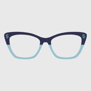 Könnte beinhalten: Brille im Cat-Eye-Stil mit einem marineblauen oberen Rahmen und einem hellblauen unteren Rahmen. Die Brille hat auf jeder Seite ein türkisfarbenes Logo. Das Design ist eine moderne Interpretation eines klassischen Stils.