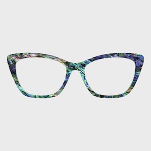 以下が含まれることがあります： カラフルな虹色のパターンが特徴的なキャットアイ型の眼鏡。フレームは青、緑、紫の渦巻き模様で、ユニークで人目を引く外観を作り出しています。レンズは透明で、全体的なデザインはモダンでスタイリッシュです。