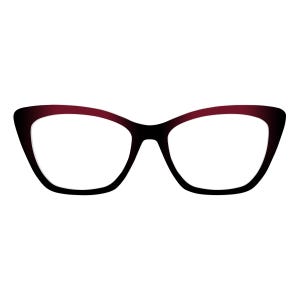 Puede incluir: Gafas de ojo de gato negras y burdeos. Las monturas presentan un degradado, con burdeos en la parte superior que se desvanece hacia el negro. Las lentes son transparentes. Diseño elegante y moderno.