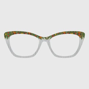 Puede incluir: Montura de gafas estilo ojo de gato con un patrón festivo de ramas de pino verdes, adornos rojos y campanas doradas en el borde superior. La parte inferior de la montura muestra una textura de tablones de madera blanca vertical.