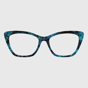 Pode incluir: Óculos de estilo gatinho com um padrão único e colorido. As armações apresentam um design salpicado azul, verde-azulado e preto com detalhes dourados. Os óculos têm um formato clássico, adequado para vários formatos de rosto.