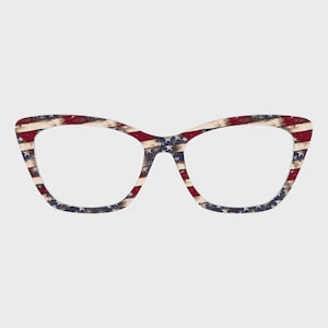 Puede incluir: Gafas de ojo de gato con un diseño de bandera estadounidense. Las monturas muestran rayas rojas y blancas con estrellas azules. Estas gafas tienen una forma clásica y son adecuadas para el uso diario.