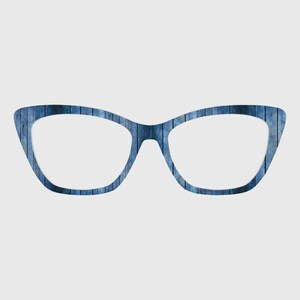 Puede incluir: Montura de gafas con forma de ojo de gato y un patrón de veta de madera azul. La montura presenta un borde exterior inclinado hacia arriba y un diseño de contorno suave y continuo que resalta las líneas verticales de la textura azul.
