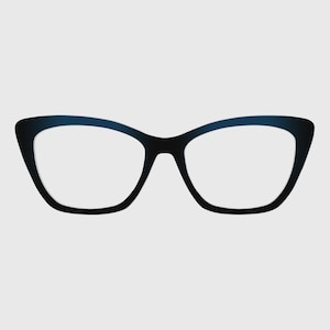 Puede incluir: Gafas de estilo ojo de gato con montura negra sólida y acabado liso y brillante. Las lentes son claras y transparentes, enmarcadas por un diseño distintivo con esquinas exteriores elevadas que crea una silueta angular en la parte superior.