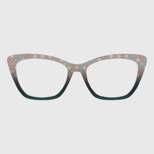Op de afbeelding: Cat-eye bril met een grijs montuur met een kleurrijk geometrisch patroon. De lenzen zijn helder en de onderkant van het montuur loopt over in een donkergroene kleur. Een stijlvol accessoire voor gezichtscorrectie.