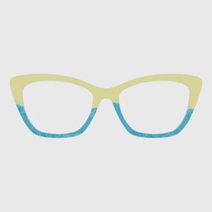 Puede incluir: Gafas de estilo ojo de gato con montura amarillo pálido y detalles azules estampados a lo largo de los bordes inferiores. Las lentes son transparentes. Las gafas tienen un diseño moderno y elegante.