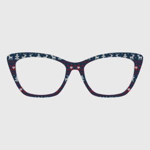Peut inclure: Lunettes de vue de style œil de chat avec un motif de pull de Noël. Les montures bleu marine présentent un motif de rennes blancs, de sapins de Noël et de personnages de Père Noël rouges. Les verres sont clairs.