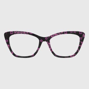 Może przedstawiać: Okulary w kształcie kocich oczu z czarną oprawką i wzorem różowych ust. Okulary mają odważny, stylowy design, idealny do dodania odrobiny stylu każdemu wyglądowi. Soczewki są przezroczyste.
