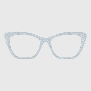 Könnte beinhalten: Eine hellblaue Cat-Eye-Brille mit einem gesprenkelten Muster. Die Fassungen haben einen dezenten Glanz und eine klassische, feminine Form. Die Gläser sind klar, und das Gesamtdesign ist modern und stilvoll.