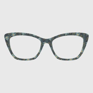 Puede incluir: Gafas de estilo ojo de gato con un estampado floral. Las monturas son de color azul oscuro con un patrón repetido de pequeñas flores azules y amarillas y hojas verdes. Las lentes son transparentes.