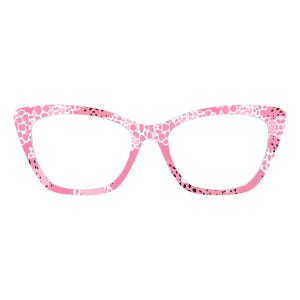 Puede incluir: Gafas rosas de ojo de gato con un estampado de lunares en tonos rosa y negro. Las monturas tienen una forma clásica con un diseño moderno y juguetón. Las gafas están sobre un fondo blanco.