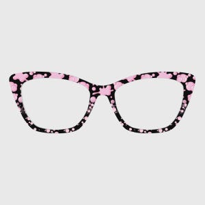 Puede incluir: Gafas de estilo ojo de gato con montura negra adornada con un patrón de burbujas rosas. Las lentes son transparentes. Las gafas tienen una forma clásica y femenina, adecuada para varias formas de rostro. La combinación de colores rosa y negro da un aspecto juguetón y elegante.