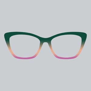 Op de afbeelding: Bril in cat-eye-stijl met een kleurengradiënt. De monturen gaan over van donkergroen aan de bovenkant naar een roze tint aan de onderkant. De glazen zijn helder en de bril staat tegen een grijze achtergrond.