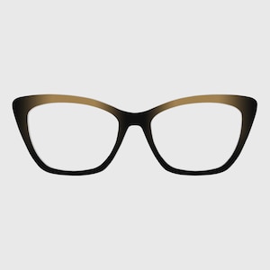Puede incluir: Gafas de estilo ojo de gato con una montura degradada que transita de un negro oscuro en la parte inferior a un tono dorado metálico en el borde superior. Los cristales son transparentes y el puente une los dos marcos anchos y angulares.