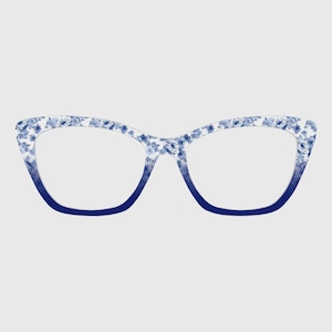Könnte beinhalten: Brille im Cat-Eye-Stil mit einem blau-weißen Blumenmuster auf den Rahmen. Der untere Teil der Rahmen geht in ein dunkles Blau über. Die Gläser sind klar.