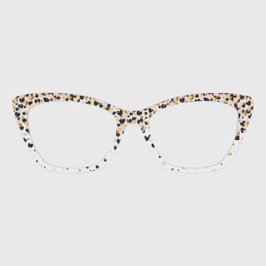 Peut inclure: Lunettes de vue œil de chat avec une monture blanche, ornées d'un motif de cœurs noirs, dorés et roses. Les lunettes ont une forme classique et sont conçues pour la correction de la vue.