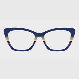 Puede incluir: Gafas de ojo de gato con montura azul marino sólida. Los bordes exteriores de la montura presentan rayas horizontales en azul claro, beige, blanco y marrón oscuro. Las lentes son transparentes y la forma es angular con esquinas superiores puntiagudas.