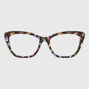 Könnte beinhalten: Schwarze Cat-Eye-Brille mit einem sich wiederholenden Muster aus bunten Bubble-Tea-Getränken. Die Fassungen sind dunkel mit weißen Punkten und die Gläser sind klar. Die Brille hat ein Retro-Design.