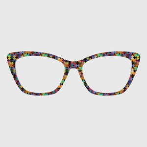 Puede incluir: Gafas de ojo de gato con un patrón vibrante y multicolor de piezas de rompecabezas en toda la montura. El diseño consiste en pequeñas formas entrelazadas en varios tonos, incluyendo azul, verde, amarillo, naranja, rojo y morado, creando un efecto de mosaico.
