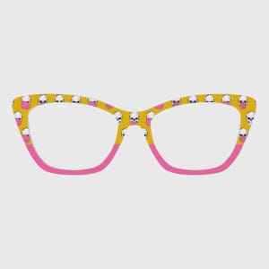 Puede incluir: Gafas amarillas de ojo de gato con montura inferior rosa. Las gafas están decoradas con un patrón de calaveras blancas en la montura superior. Las lentes son transparentes.